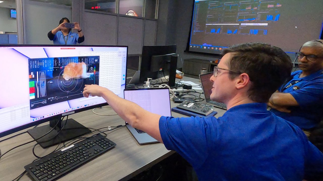 [20/12/2023] Mitglieder des DSOC-Teams reagieren auf das erste hochauflösende Streaming-Video, das am 11. Dezember im Jet Propulsion Laboratory der NASA per Laser aus dem Weltraum gesendet wurde. Das Video, das vom DSOC-Transceiver an Bord der fast 19 Millionen Meilen von der Erde entfernten Raumsonde Psyche gesendet wurde, zeigt eine Katze namens Taters.