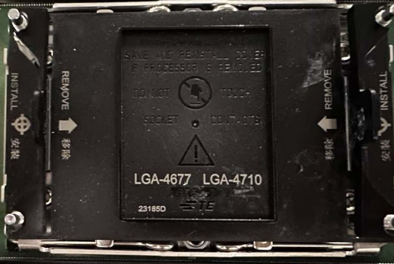 [25/12/2023] Ungewöhnliche Intel-Sockel: LGA 4710 und LGA 4677 zeigen sich auf Bilder
