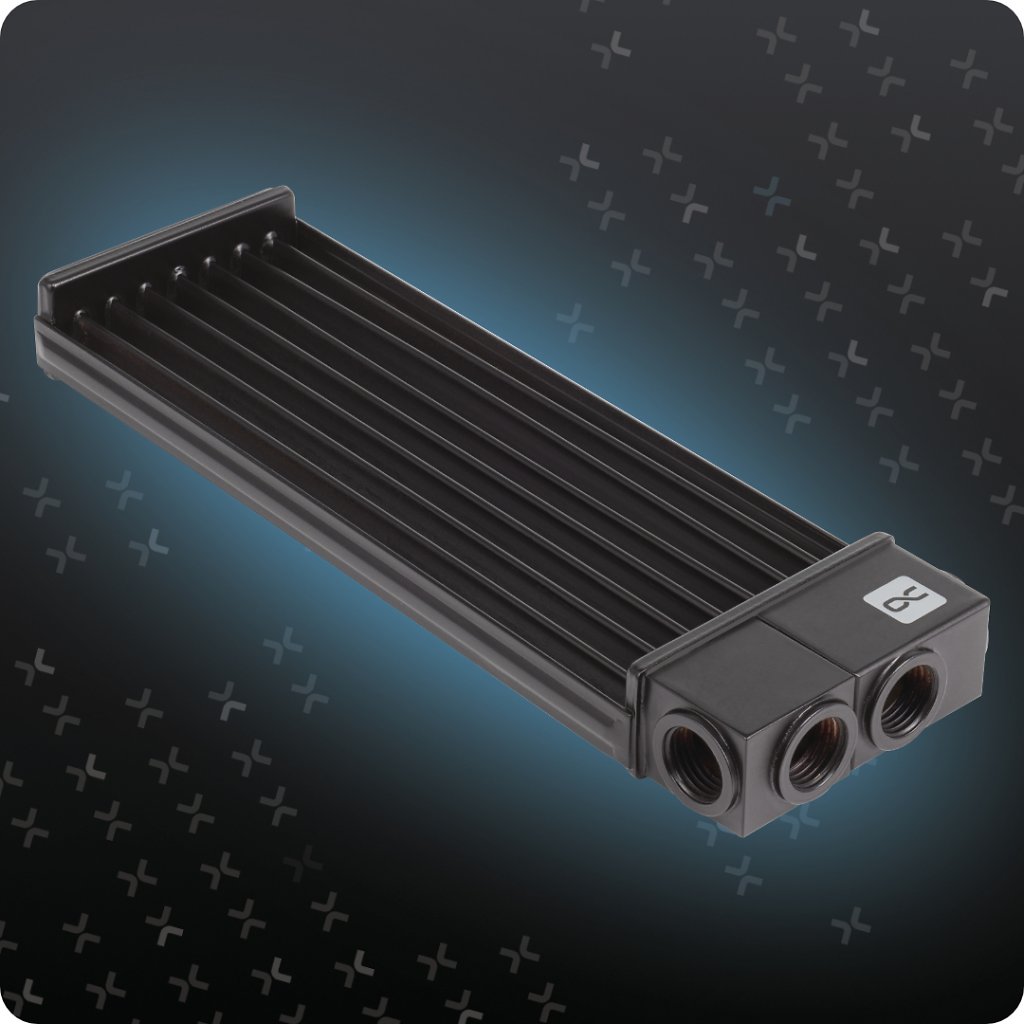 [04/01/2024] Aus seitlicher Perspektive hat Alphacools neuer Wasserkühler die namensgebende U-Form: An den Enden der RAM-Module geht der Kühler nach oben.