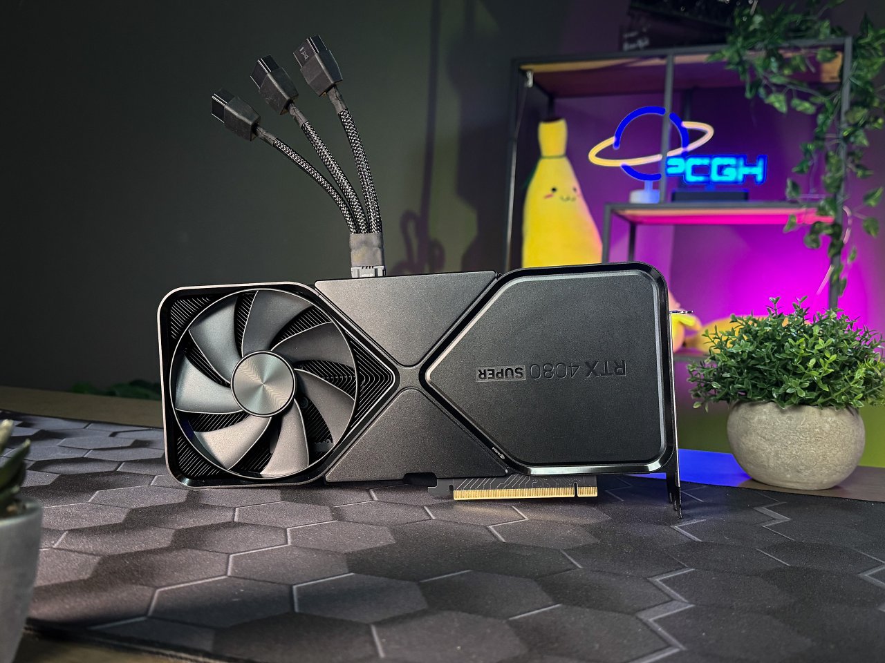 Die Nvidia Geforce RTX 4080 Super Founders Edition in ihrer ganzen schwarzen Pracht - inklusive Strom-"Dreizack".