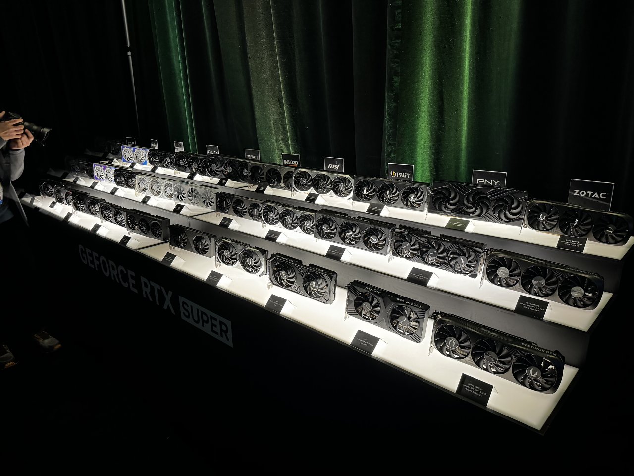 [10/01/2024] Im Geekbench 6 sind synthetische Benchmarks zur bald erscheinenden Geforce RTX 4070 Ti Super aufgetaucht.
