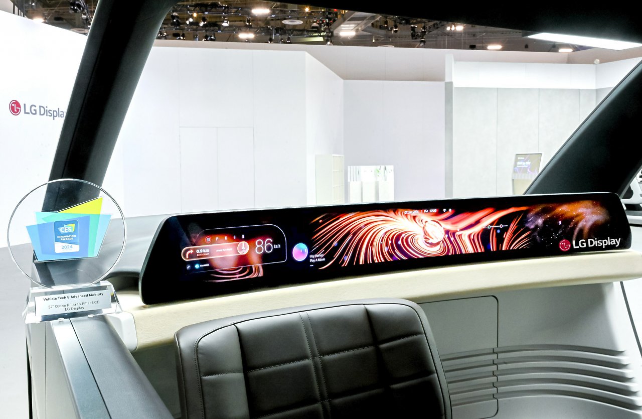 [11/01/2024] Das 57-Zoll-Pillar-to-Pillar-LCD von LG Display.