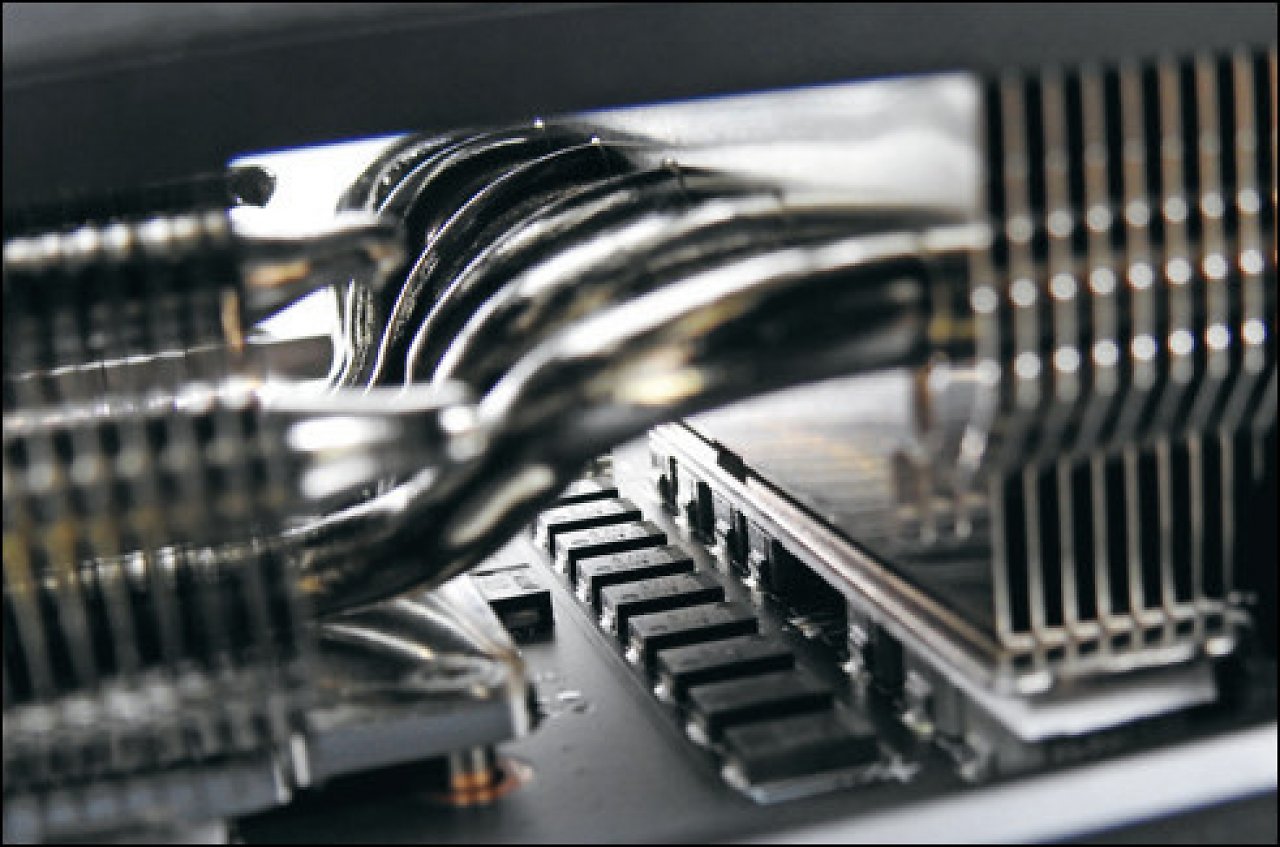 [21/02/2024] Satte KühlungAsus lässt sich nicht lumpen, sondern verbaut einen riesigen Kühlkörper mit vielen Heatpipes und verbindet alles mit dem großen Radiator über Wärmeleitpads. So lässt sich das Modell leise kühlen.
