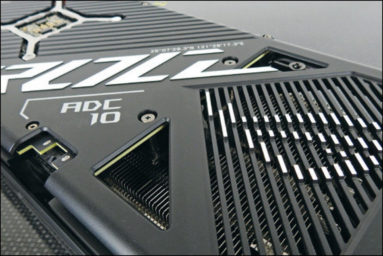 [21/02/2024] Designer ausgerastetNa, wie viele „Augen“ und ROG-Schriftzüge haben Sie insgesamt gezählt? Asus nutzt sogar die Aussparung in der Backplate, um das ROG-Markenzeichen reflektierend in Szene zu setzen.