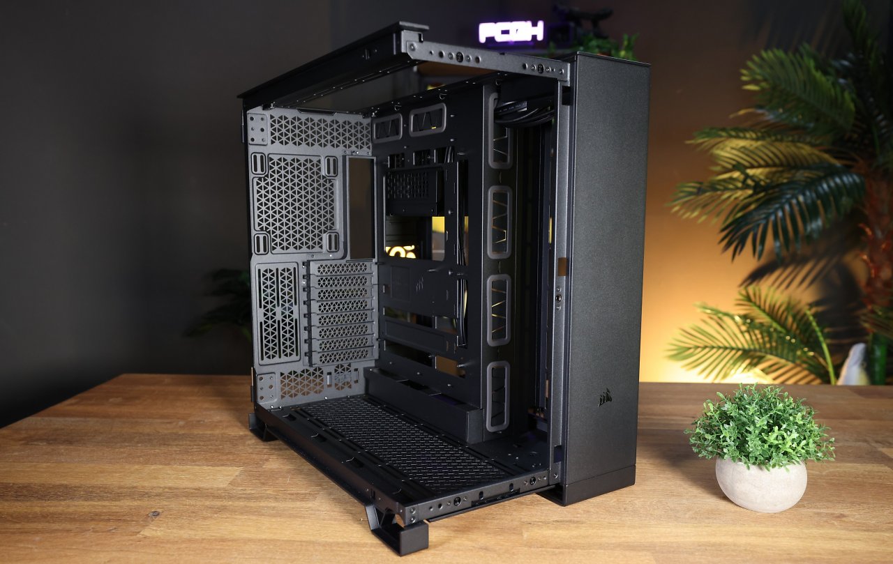 [26/02/2024] In unserer breit gefächerten Bildergalerie (mit eigenen Fotos und hinten auch Herstellerbildern) können Sie weitere Eindrücke des Corsair 6500X gewinnen. Ein Durchklicken lohnt sich vor dem Kauf alle mal. Hier zu sehen: das 6500X ohne Glaselemente.