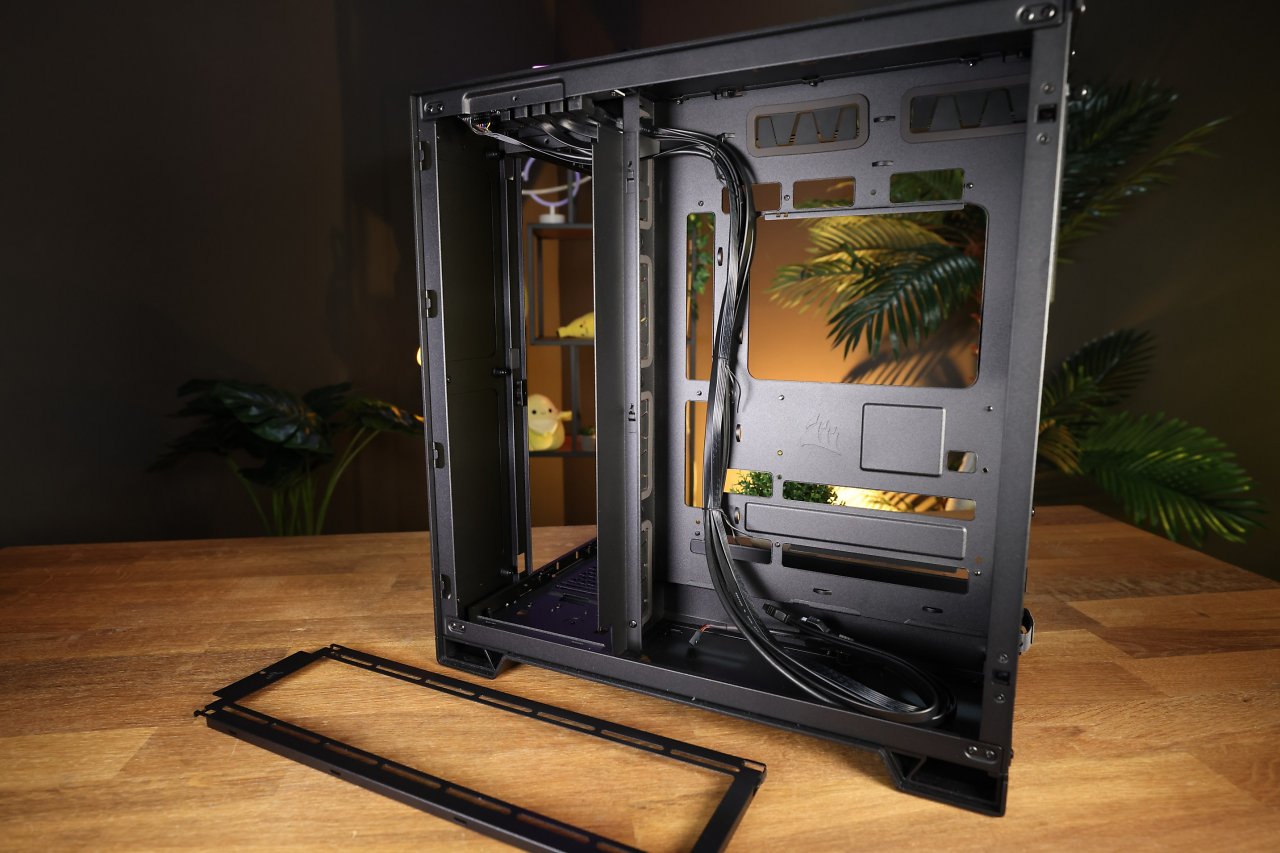 [26/02/2024] Hier zu sehen: die seitliche Schiene des Corsair 6500X für Lüfter und Radiatoren (bis zu 3× 120/140 mm).