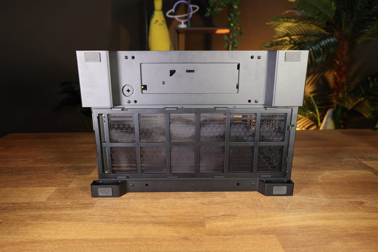 [26/02/2024] Hier zu sehen: die Unterseite des Corsair 6500X (samt herausziehbaren Staubschutz von der Frontseite aus).