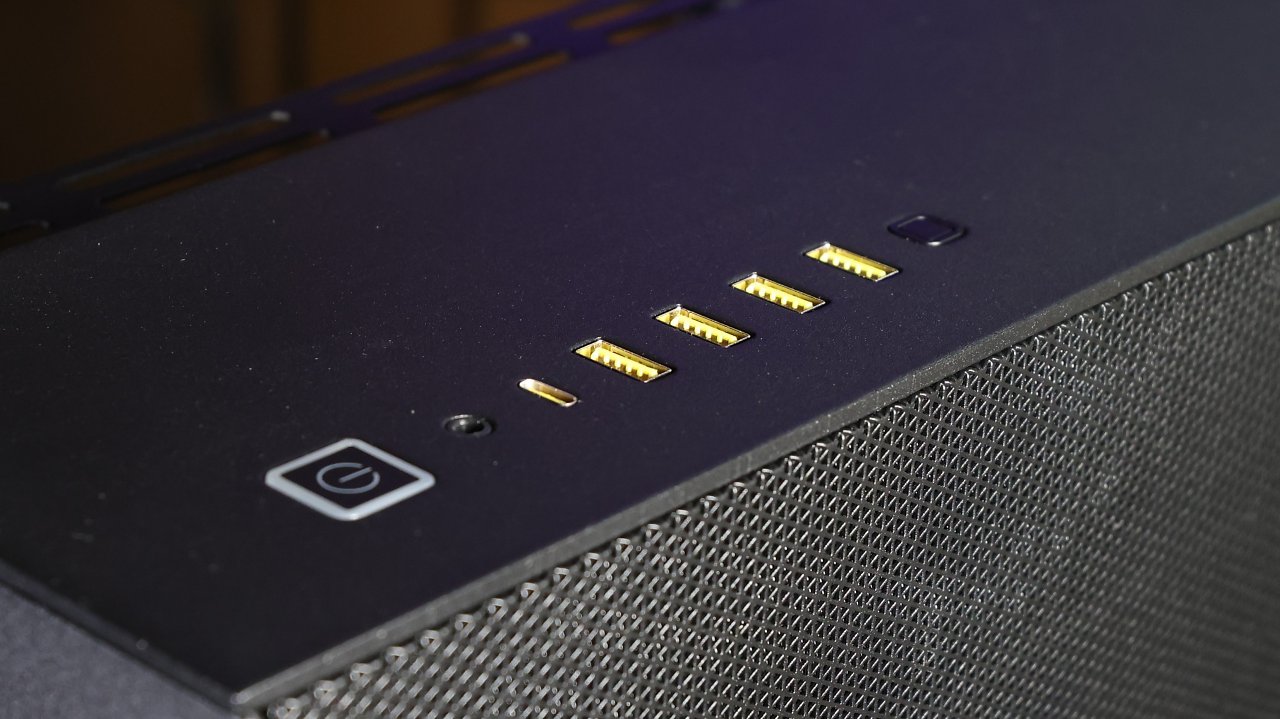 Frontanschlüsse des Corsair 6500X: 4× USB 3.2 Gen 1 (Typ-A), 1× USB 3.2 Gen 2 (Typ-C), 1× Audio-Klinke (Headset), Power- und Reset-Taste. Letztere sind in einem Plastikrahmen zusammengebündelt, sodass nicht einzelne Pins am Mainboard, sondern alles in einem Rutsch angeschlossen werden kann (Power, Reset etc.).
