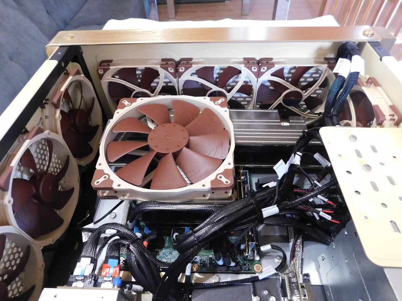 [11/02/2024] Blick ins System: Der Rand des Gehäuses wird durchgehend mit Noctua-Lüftern bestückt.