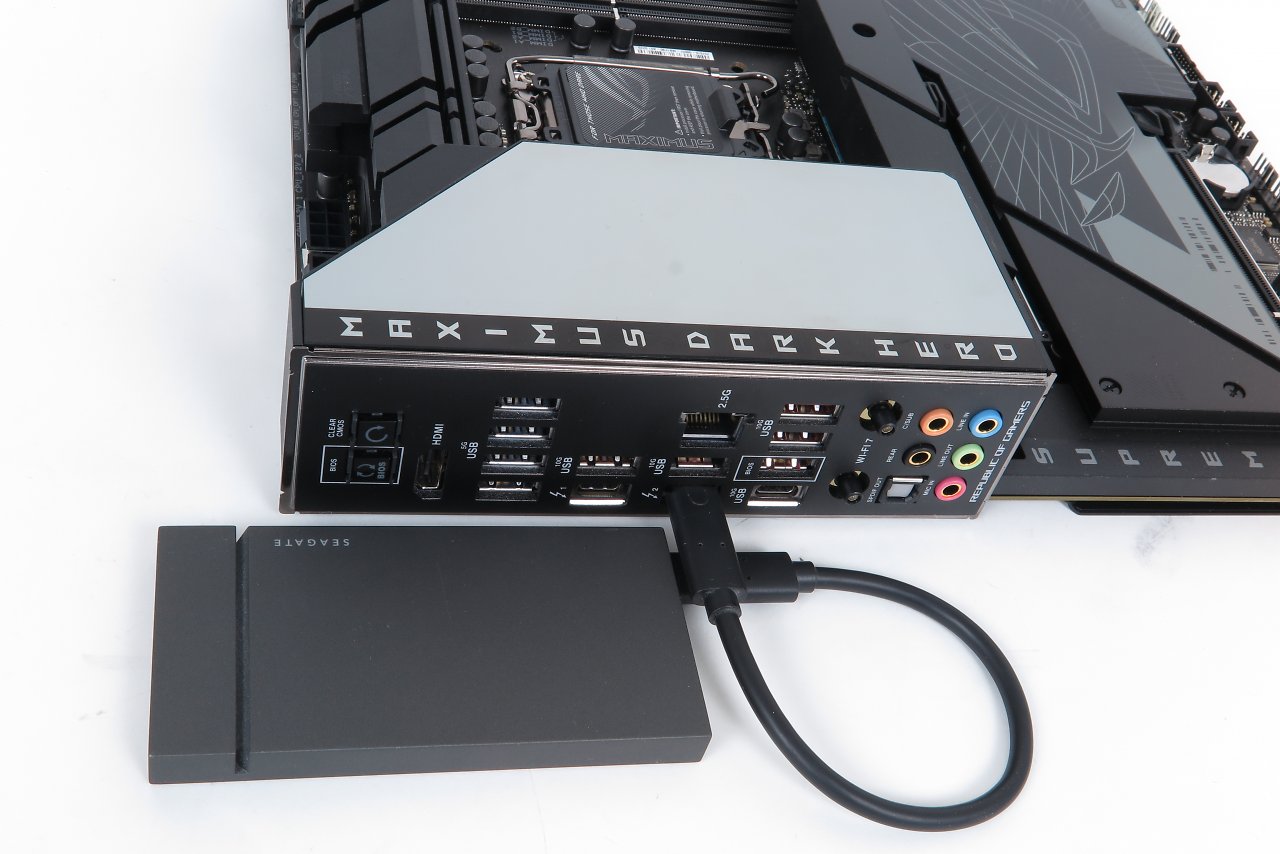 [07/03/2024] Asus Z790 Dark Hero: Zwei der drei Typ-C-Anschlüsse beherrschen Thunderbolt 4, aber USB-3.2-SSDs laufen rückseitig maximal mit 10 GBit/s USB-3.1-Geschwindigkeit; für USB 3.2 muss der Front-Header genutzt werden.