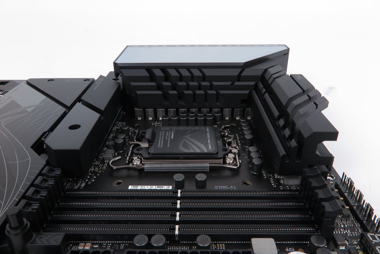 [07/03/2024] Asus Z790 Dark Hero: Die Spannungswandlerkühler haben den gleichen, raumgreifenden Umriss wie bei Z690 Hero und Z790 Hero, aber eine kleinere Zahl gröberer Kühlrippen.