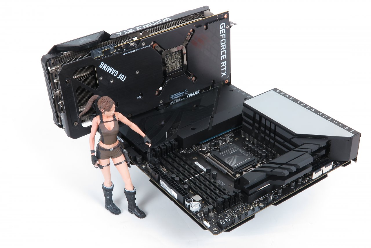 [07/03/2024] Asus Z790 Dark Hero: Die Q-Release-Fernentriegelung für den Grafikkarten-Slot ist weiterhin praktisch und nötiger denn je – die M.2-Kühler sind so gestaltet, dass keiner der fünf NVME-Steckplätze ohne Ausbau der Grafikkarte zugänglich ist.