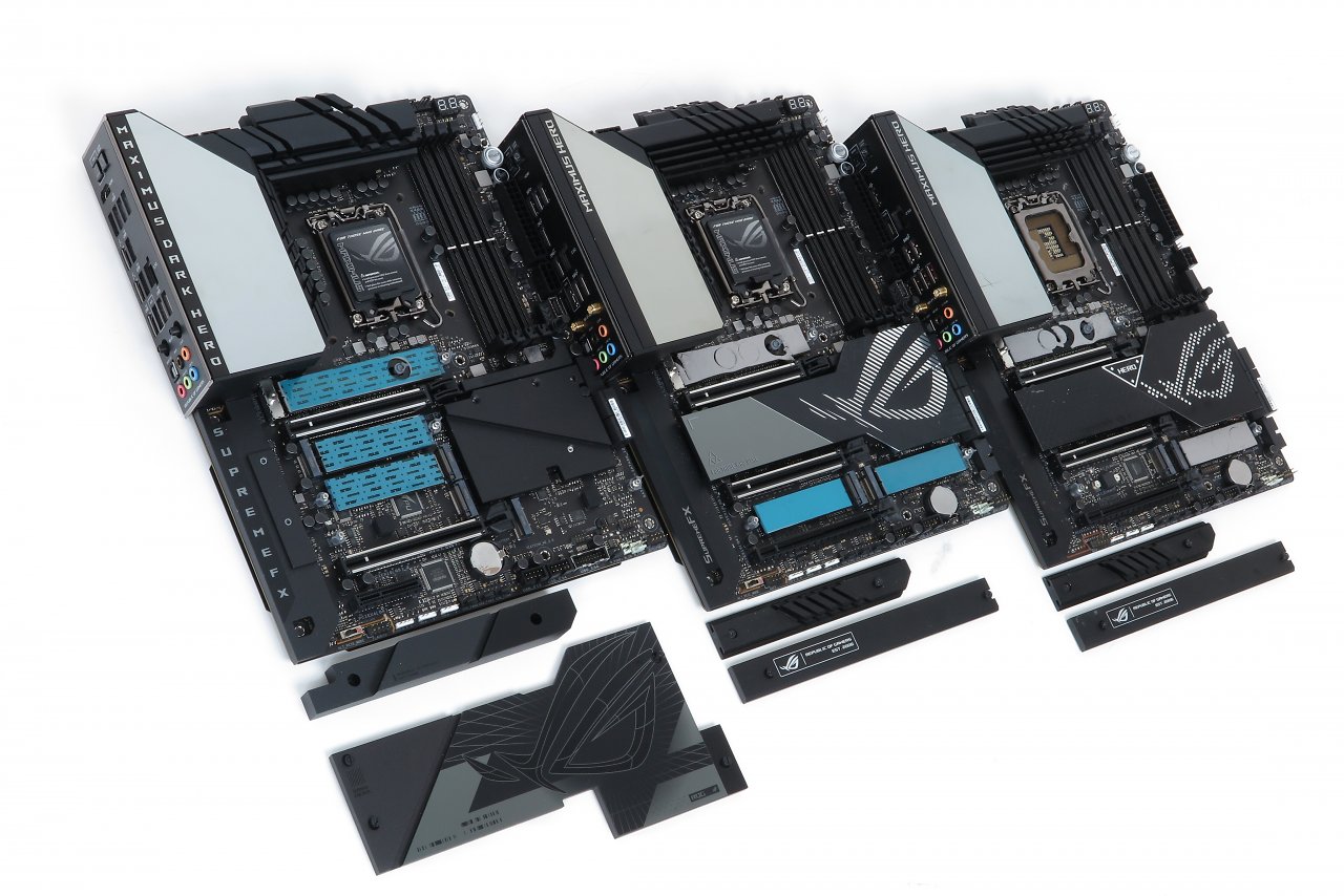 [12/03/2024] Nachdem Asus vom Z690 Hero (rechts) zum Z790 Hero im Prinzip nur den I/O-Hub und ein paar USB-Ports am I/O-Panel änderte, erhält das nominell kleine Update Z790 Dark Hero ein komplettes Redesign der unteren Platinenhälfte sowie neue Kühlkörper. Letztere erledigen ihre Arbeit trotz (oder gerade wegen) der weniger feinen Struktur einen Tick besser, beanspruchen aber weiterhin viel Platz.