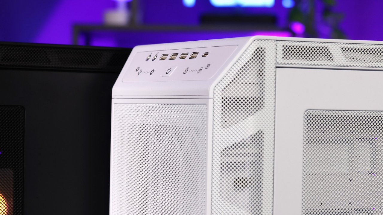 [01/03/2024] Volle Kontrolle an der Front-I/O: Neben den beleuchteten 4× USB Typ-A (3.0), 1× USB Typ-C (3.1) und den Audioanschlüssen sind auch zwei anzutippende Touch-Regler verbaut. Mit dem linken 5-stufigen Fan-Controller können die drei vormontierten 140 mm Silent Wings 4 über zwei verschiedene PWM-Hubs (mit je drei Slots) von 400 bis 1.900 U/min eingestellt werden. Im rechten Touch-Feld lassen sich die ARGB-LEDs des Gehäuses steuern (bis zu 31-Modi). Mit den beiderseits vertretenen Sync-Optionen lassen sich sowohl die Lüftersteuerung als auch die ARGB-Beleuchtung über das Mainboard regeln. Die Beleuchtung wird nach ca. 10 Sekunden ohne Eingabe gedämmt. Zur wortwörtlichen Krönung führt der Wireless-Charging-Spot mit 15 Watt (über internen SATA-Anschluss) an der Oberseite. Im Praxistest haben sowohl das Samsung S23 Ultra als auch das iPhone 13 Max mit ca. 5-6 Watt geladen.