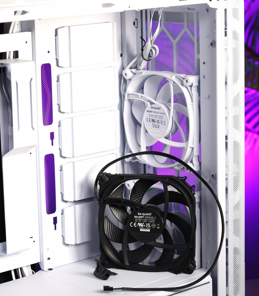 Wie auch schon in der schwarzen Variante des Be Quiet Dark Base Pro 901 werden bei den wei&szlig;en L&uuml;ftern <strong>nicht die Retail-Varianten der Silent Wings 4</strong> eingebaut. Die verbauten Geh&auml;use-L&uuml;fter mit maximal 1.900 U/min bieten weder abnehmbare Ecken noch gesleevte Kabel. Durch die zwei <strong>L&uuml;fter-PWM-Hubs</strong> (1&times; an der Front, 1&times; an der Oberseite) sind alle Geh&auml;use-L&uuml;fter schnell synchronisiert.