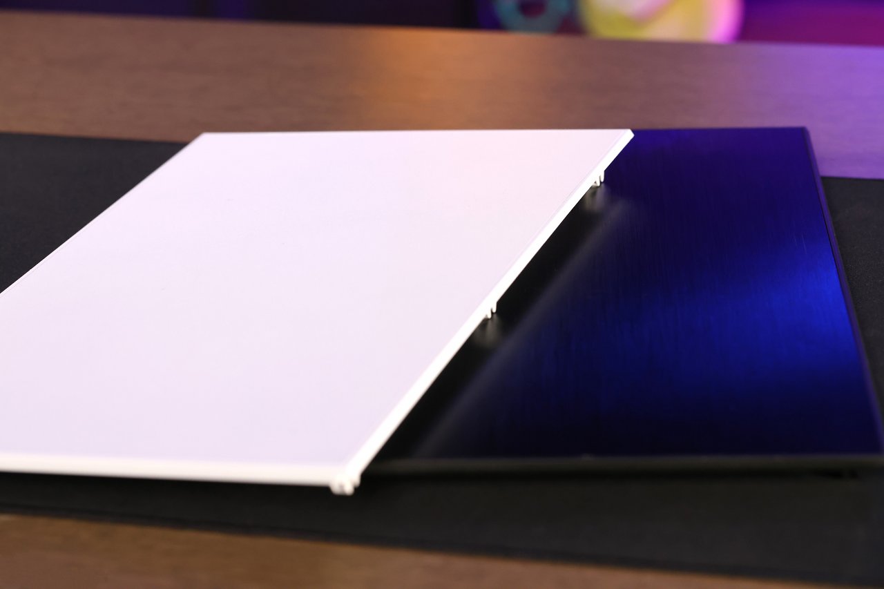 Das Be Quiet Dark Base Pro 901 White setzt statt auf spiegelnde Oberfl&auml;che mit geb&uuml;rstetem Aluminium auf eine matte Haptik (links), die weniger Fingerabdr&uuml;cke anzieht und Staub weniger sichtbar macht.