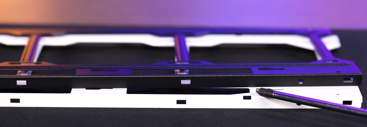 Bei der seitlichen Schiene hat man sich bei Neuproduktionen des Be Quiet Dark Base Pro 901, auch beim White, dazu entschieden, die Ausstanzung an beiden Seiten vorzunehmen (siehe Spitze des Schraubenziehers). Dadurch hat man als Nutzer beim invertierten Aufbau eine gr&ouml;&szlig;ere Auswahl der L&uuml;fterdistanz zur Front (etwa f&uuml;r Radiatoren oder andere Vorhaben n&uuml;tzlich).