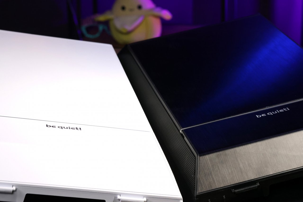 Das Be Quiet Dark Base Pro 901 White setzt statt auf spiegelnde Oberfl&auml;che mit geb&uuml;rstetem Aluminium auf eine matte Haptik (links), die weniger Fingerabdr&uuml;cke anzieht und Staub weniger sichtbar macht.
