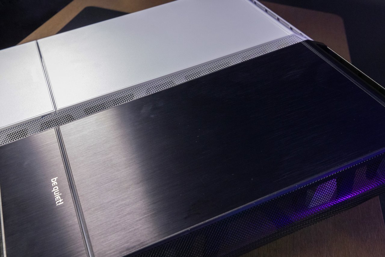 [01/03/2024] Das Be Quiet Dark Base Pro 901 White setzt statt auf spiegelnde Oberfläche mit gebürstetem Aluminium auf eine matte Haptik (links), die weniger Fingerabdrücke anzieht und Staub weniger sichtbar macht.