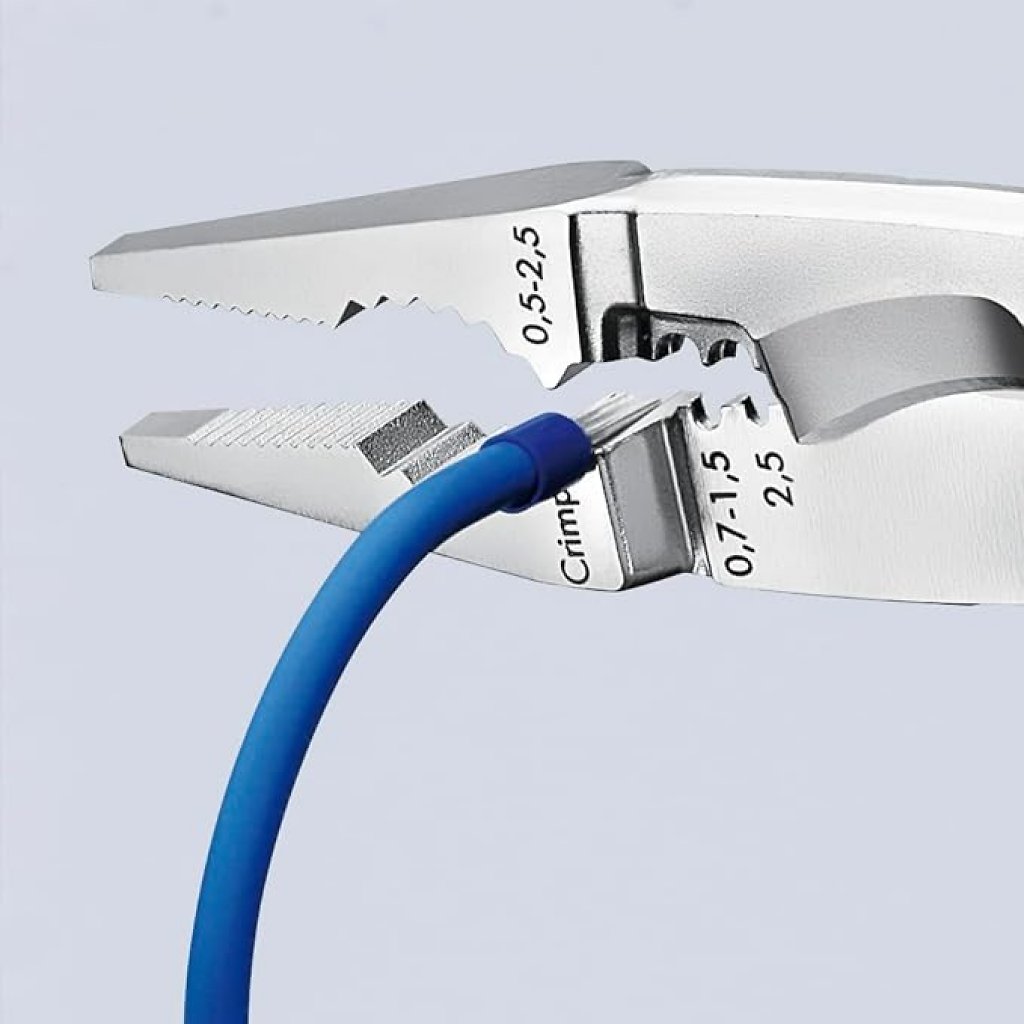 Jenseits der Knipex Cobra kann man auch die Elektro-Installationszange kaufen. Sie ist Greifzange, Abisolierzange, Kabelschere und Crimpzange in einem Werkzeug.
