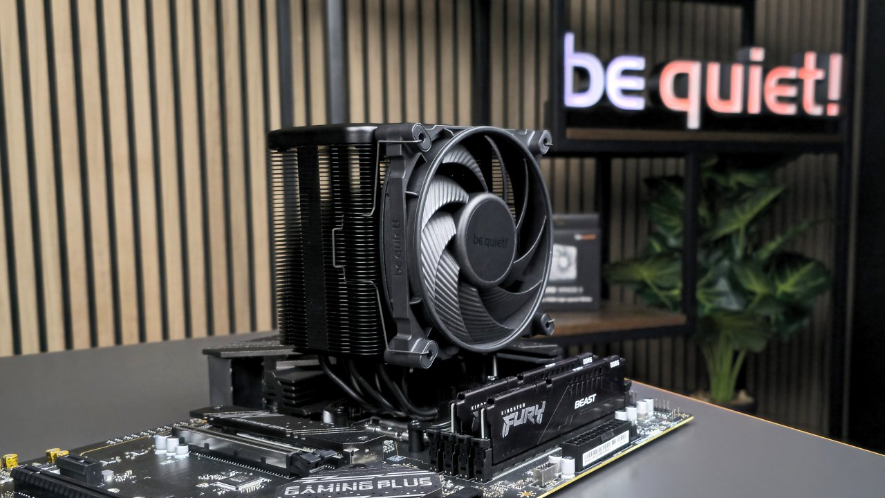 <strong>Be Quiet Dark Rock 5:</strong> Kühlkörper am Mainboard, mit Lüfter