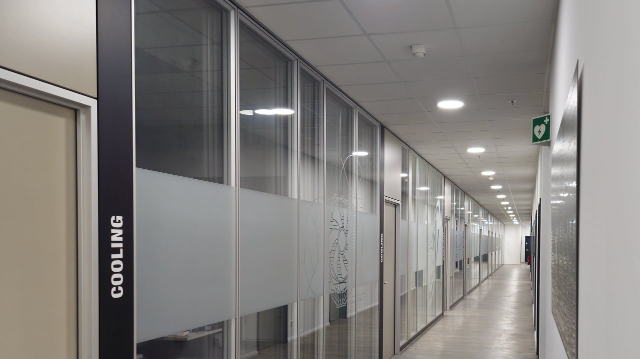 [28/03/2024] PCGH besucht die Listan GmbH:&nbsp;Die Büroräume mögen von außen geradezu behördenmäßig wirken, doch innerhalb dieser unscheinbaren Glaskästen konnten wir so einige (auch ältere) Prototyp-Berge erspähen und interessante Fakten mitnehmen. Zeigen und erzählen dürfen wir vom Dark Rock 5.