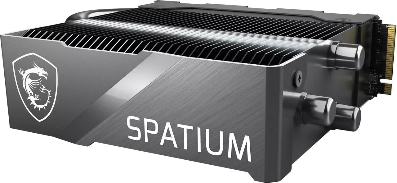 [28/03/2024] Die SSD setzt auf drei Heatpipes, die die Wärme vom PCB zu den Lamellen ableiten.
