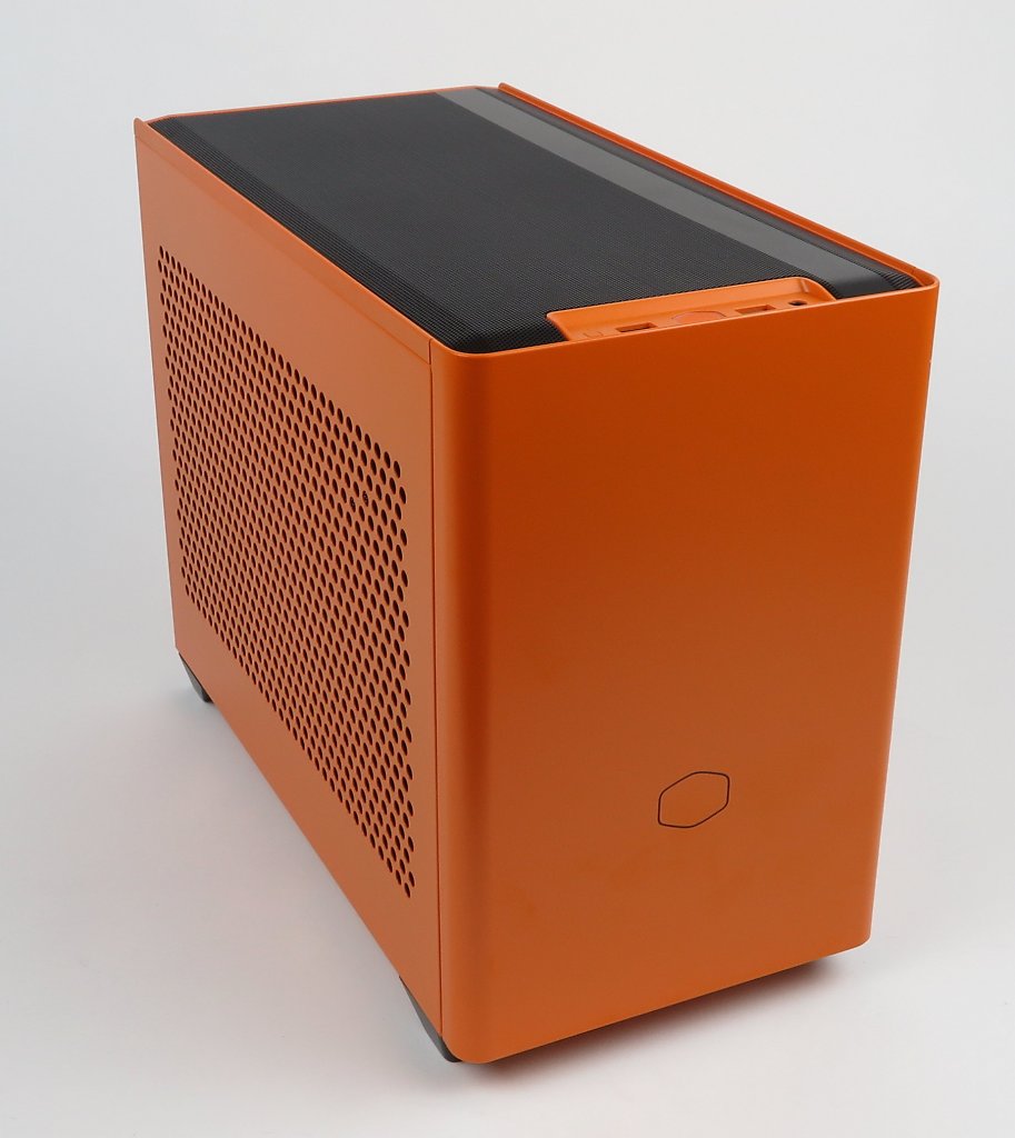 [11/04/2024] Cooler Master NR200P (Sunset Orange), mit etwas dunklerer Beleuchtung, weil die Farbe je nach Licht anders wirken kann.