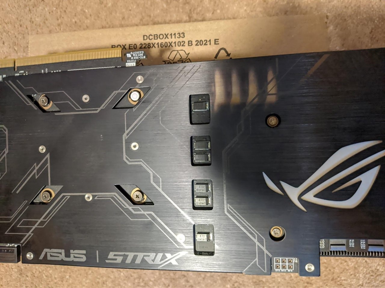 [08/04/2024] Vor kurzem berichteten Reddit-Nutzer von Lichtmustern an den Backplates ihrer Grafikkarten, die vom RGB-Licht der RAM-Riegel verursacht worden sein müssen.