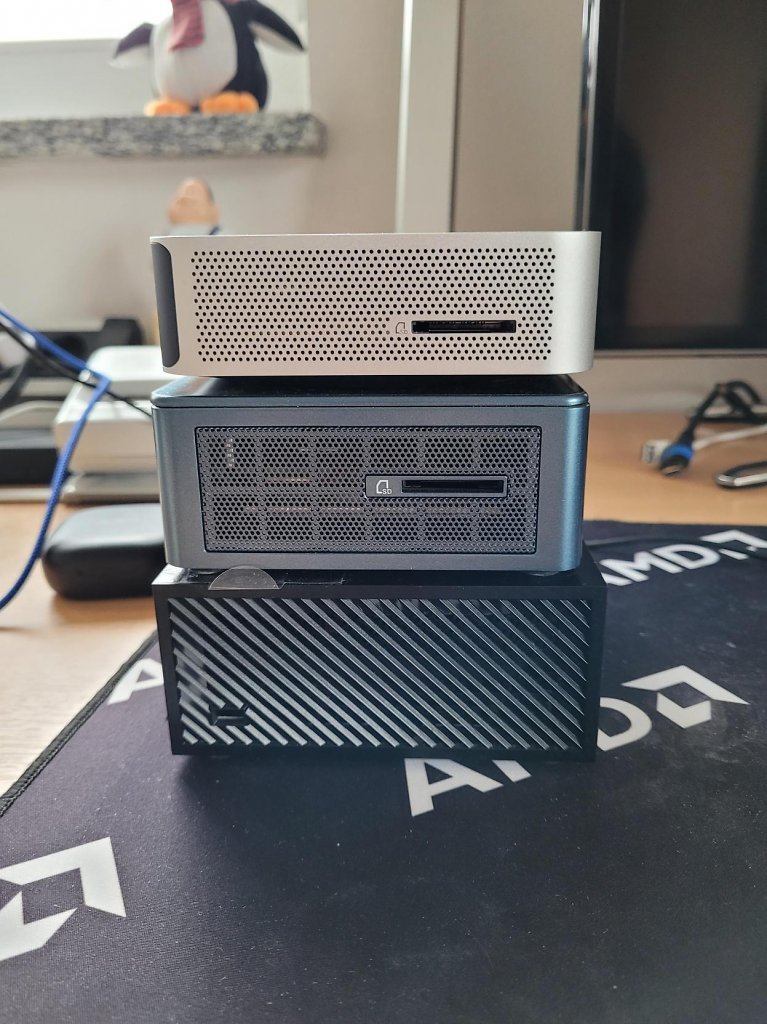 [02/04/2024] Linke Seite Geekom A7 oben, Mini IT13 in der Mitte und AS5 unten