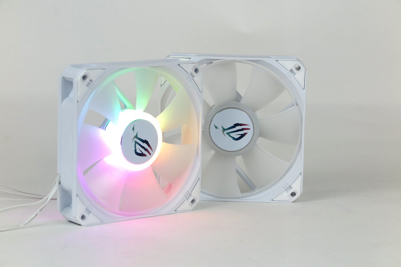[12/04/2024] Die Asus ROG Strix AF-12S-A-RGB-Lüfter; hübsch anzuschauen, doch im Test etwas laut.