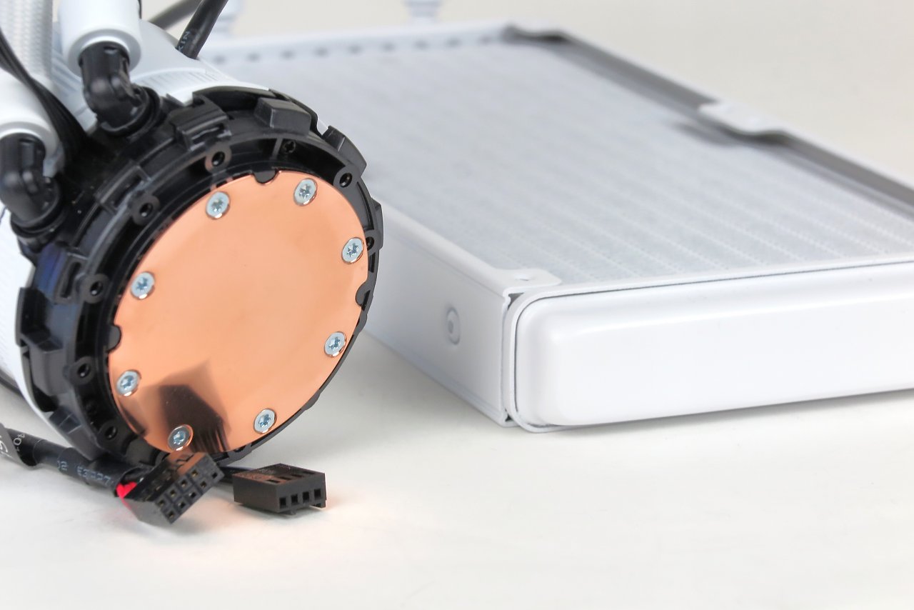 [12/04/2024] Die Pumpe wird mittels internem USB- und 4-Pin-PWM-Anschluss mit dem Mainboard verbunden. Die runde Bodenplatte besteht aus Kupfer.