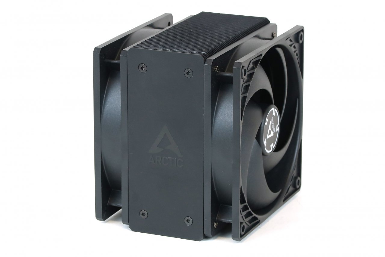 [18/04/2024] Das Top-Cover des Kühlers besteht aus einer schlichten, aber sehr eleganten Aluminium-Platte mit eingeprägtem Arctic-Logo.
