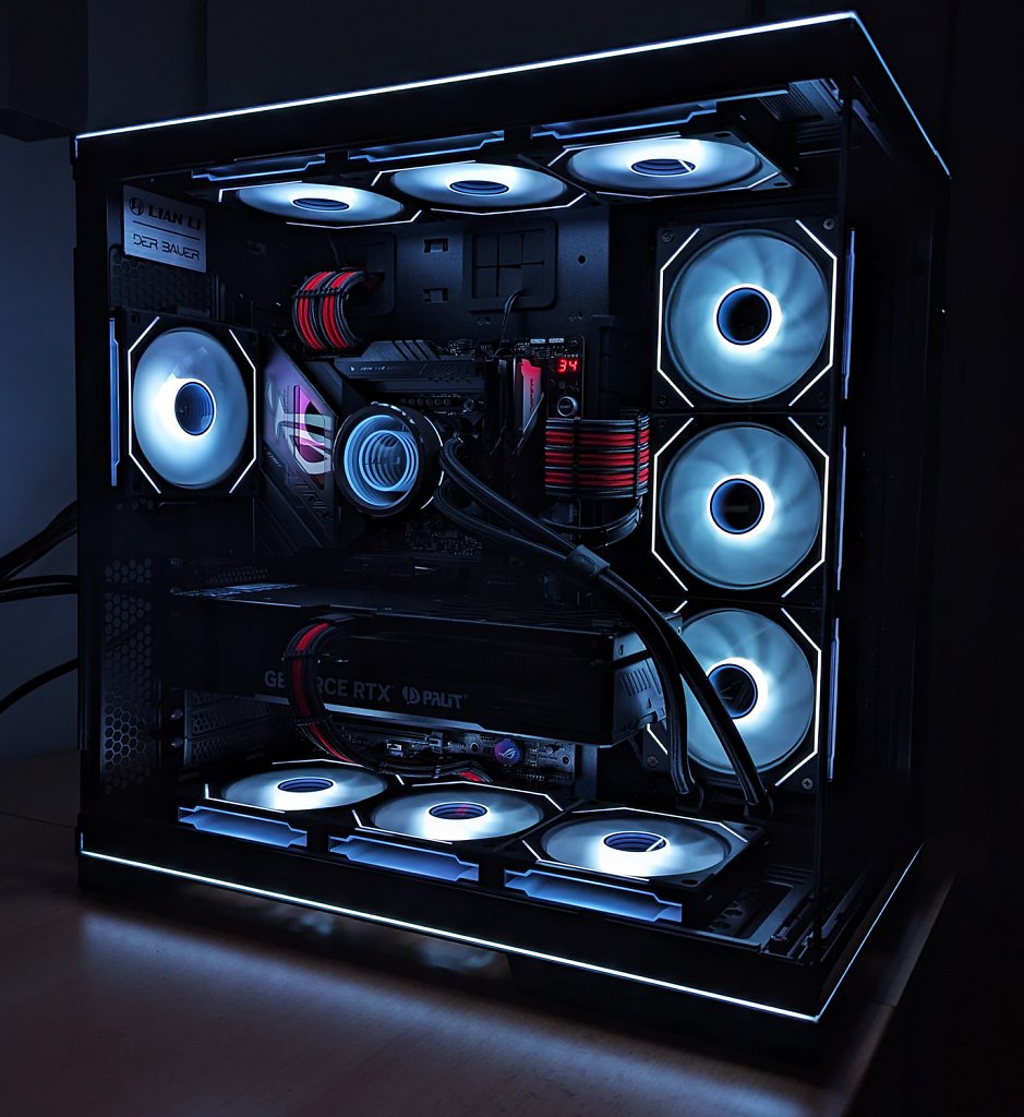 [16/05/2024] Und hier noch ein paar neue Beleuchtungsvarianten, die ich unlängst ausprobiert habe. Der Unendlichkeitsspiegel-Effekt von Lian Li ist wirklich genial, sei es auf dem CPU-Kühler der AiO-Wasserkühlung oder dem Seitenprofil der Lüfter. Daher habe ich auch bewusst auf beleuchtete Stromkabel, RAM-Riegel und auch Grafikkarte verzichtet, um den Fokus auf das Wesentliche zu richten, ohne einen Beleuchtungsoverkill zu erzeugen. (2)