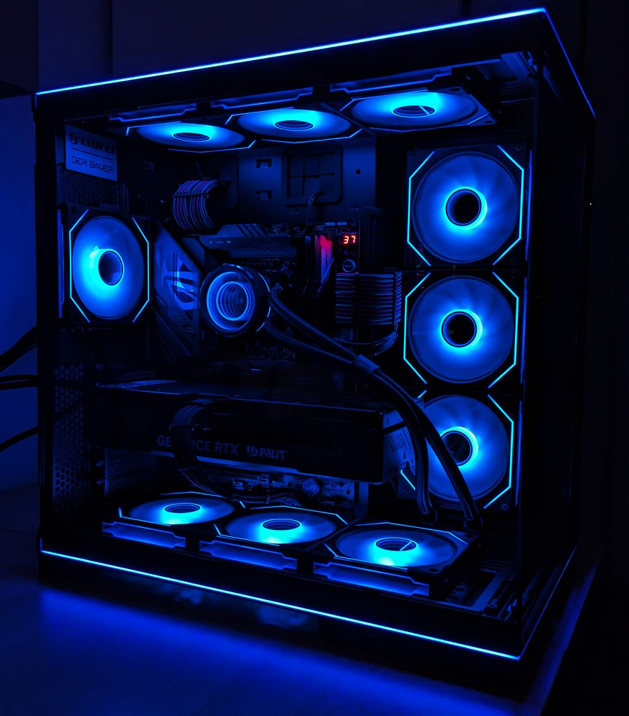 [16/05/2024] Und hier noch ein paar neue Beleuchtungsvarianten, die ich unlängst ausprobiert habe. Der Unendlichkeitsspiegel-Effekt von Lian Li ist wirklich genial, sei es auf dem CPU-Kühler der AiO-Wasserkühlung oder dem Seitenprofil der Lüfter. Daher habe ich auch bewusst auf beleuchtete Stromkabel, RAM-Riegel und auch Grafikkarte verzichtet, um den Fokus auf das Wesentliche zu richten, ohne einen Beleuchtungsoverkill zu erzeugen. (4)