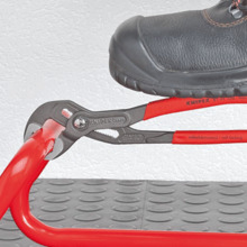 Vor den Frühlingsangeboten reduziert. Die Knipex Cobra bietet einen Seltsklemmeffekt an Rohren.