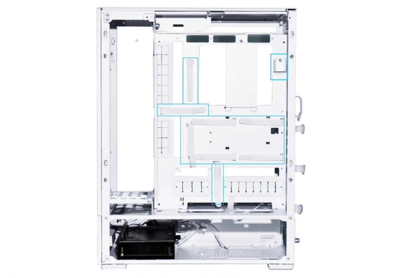 [31/05/2024] Rückseite des Mainboardtrays. Darunter befindet sich der Zugang zum Netzteil und den Laufwerken.