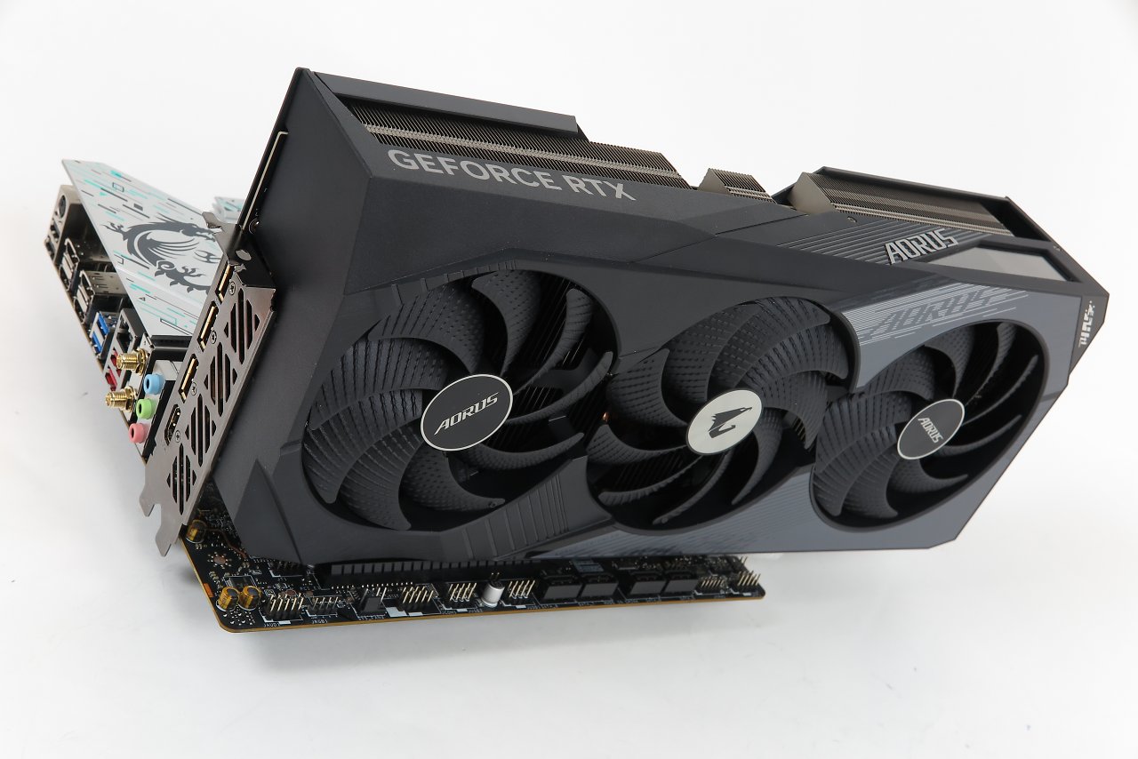 [14/05/2024] Keine Chance: Auch wenn MSI neben dem Grafikkarten- noch einen ×1- und einen ×4-Slot auf dem B760M Plus verbaut, werden Gamer dieses kaum erweitern können.