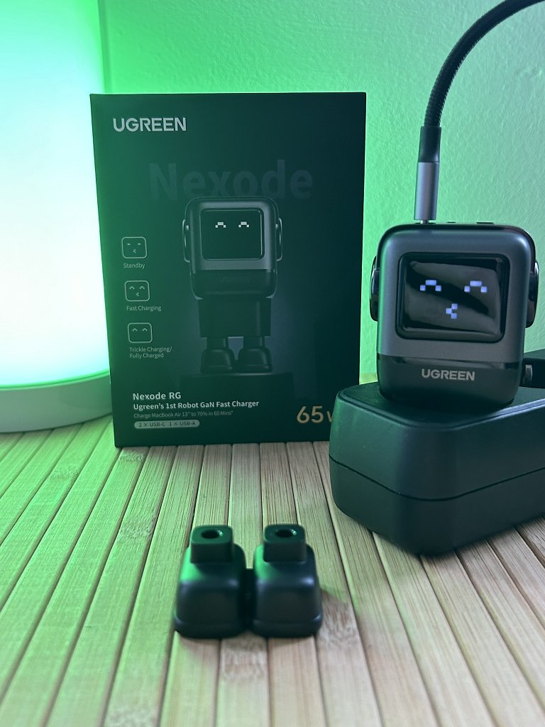 [06/05/2024] Robot Charger mit Standfüßen und Display.