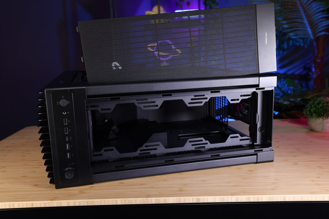 &Uuml;ber der Schiene sind Radiatordicken bis ca. 40 mm (wie etwa bei einem <a href="https://www.pcgameshardware.de/Kompaktwasserkuehlung-Hardware-267963/Specials/Acht-240er-Kompaktwasserkuehlungen-unter-100-Euro-1444963/">Arctic Liquid Freezer III</a> mit 38 mm) m&ouml;glich, 45 mm passen dagegen nicht mehr.