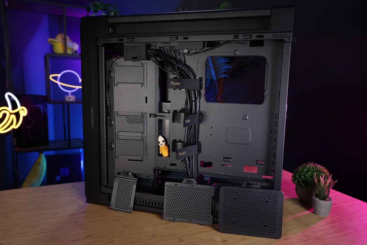 Die Laufwerkshalterungen und Rahmen k&ouml;nnen allesamt abmontiert werden. Eine nennenswerte HDD-Entkopplung gibt es nicht, Vibrationen k&ouml;nnen demnach bei mechanischen Festplatten ans Geh&auml;use weitergegeben und demnach auch deutlich h&ouml;rbar sein.