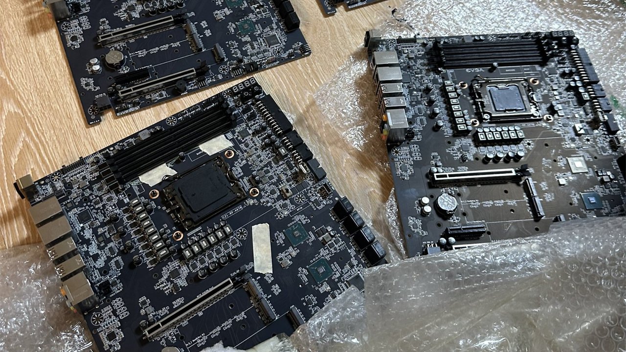 [15/06/2024] Ein unveröffentlichter Prototyp eines EVGA X670E-Mainboards ist aufgetaucht - funktional ist er aber nur bedingt.