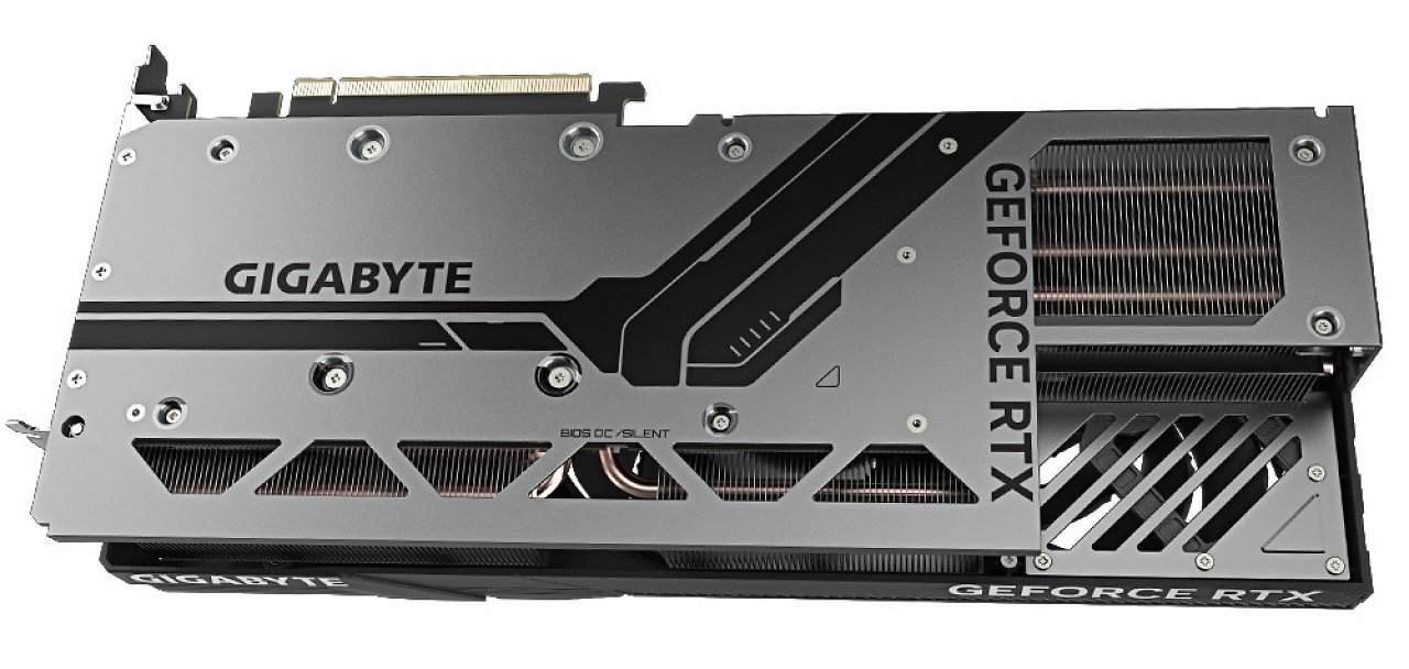 [23/06/2024] Der Stromanschluss der Gigabyte Geforce RTX 4070 Ti Super Windforce Max OC befindet sich nicht seitlich, sondern hinten. Dort ist ein passender Ausschnitt im Kühler vorgesehen.