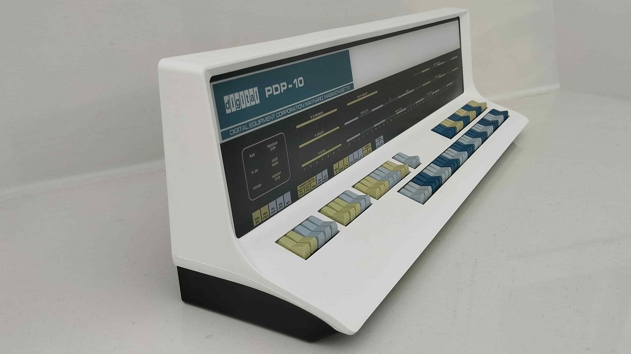 [07/06/2024] Der PiDP-10 ist deutlich kleiner als das Original - er besteht nur aus dem Eingabemodul.