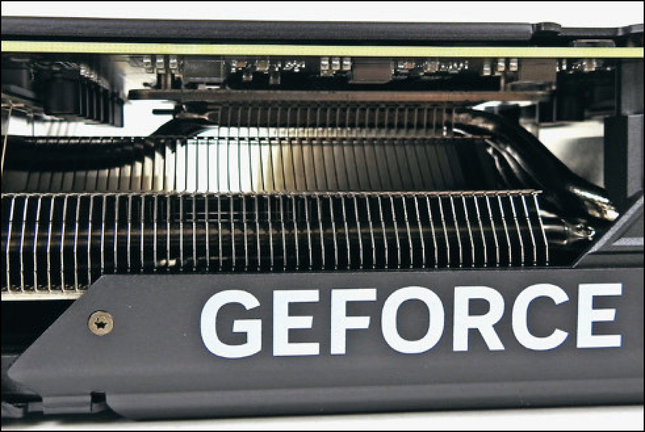 [07/06/2024] Keine Vapor ChamberDenn die benötigt Asus bei der RTX 4070 Super nicht, um den Chip leise auf kühle Temperaturen zu bringen. Wir haben bei andauernder Last keine 60 °C gemessen, beim Hotspot nur knapp 70 °C.