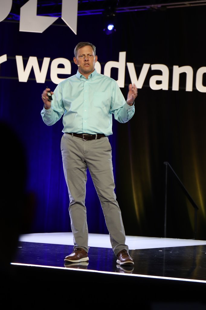 [16/07/2024] Auf dem AMD Tech Day 2024 bestritt David McAfee eine Session zur Ryzen-9000-Serie.
