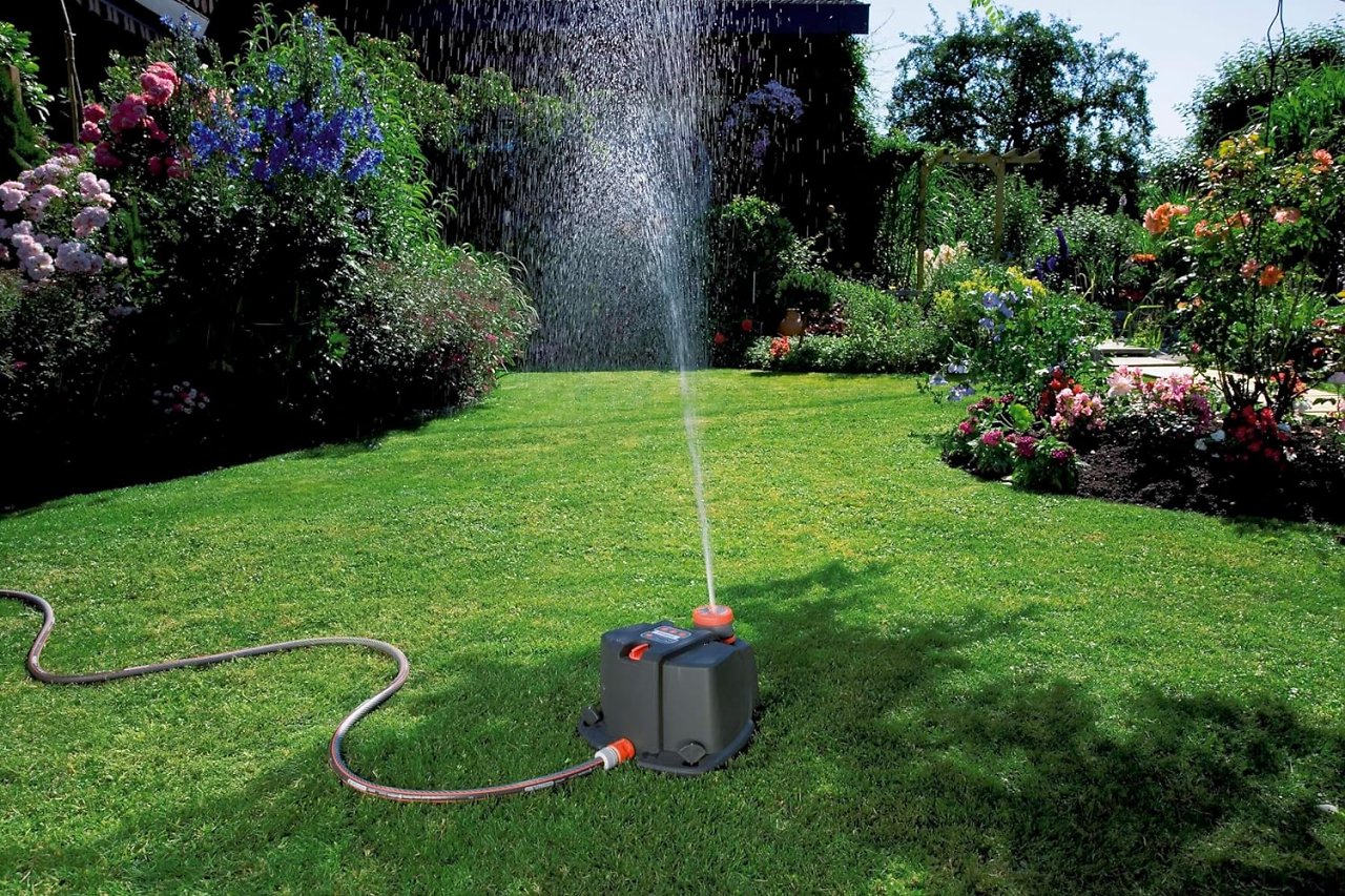 Automatische Garten-Bewässerung mit dem Kundenliebling von Gardena: Vielflächenregner AquaContour automatic