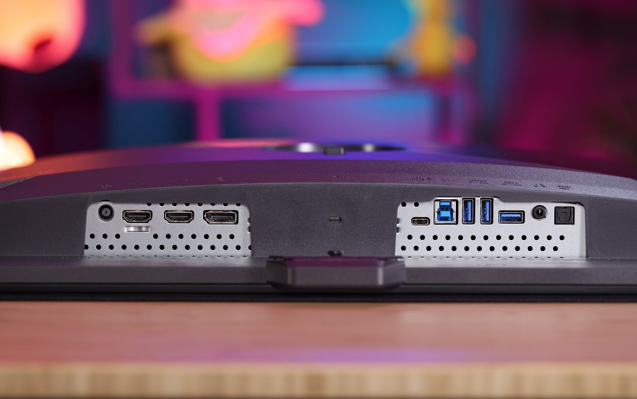 [29/08/2024] Die Anschlüsse des Asus PG32UCDP sind an der Unterseite angebracht. Es stehen 2× HDMI 2.1, 1× Displayport 1.4 sowie ein USB-C für DP Alt Mode zur Verfügung, obendrein ein USB-B-Upstream sowie 3× USB-A (Downstream) zum Anschließen beispielsweise einer Maus oder Tastatur. Interessant: Neben dem 3,5-mm-Klinkenanschluss ist ein optischer Toslink-Ausgang für digitales Audio angebracht.