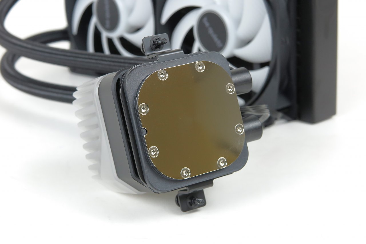 [30/08/2024] Die vernickelte Bodenplatte der Be Quiet Light Loop verfügt über eine leichte Wölbung, die den Intel-CPUs mit Sockel LGA1700 zugutekommen soll.