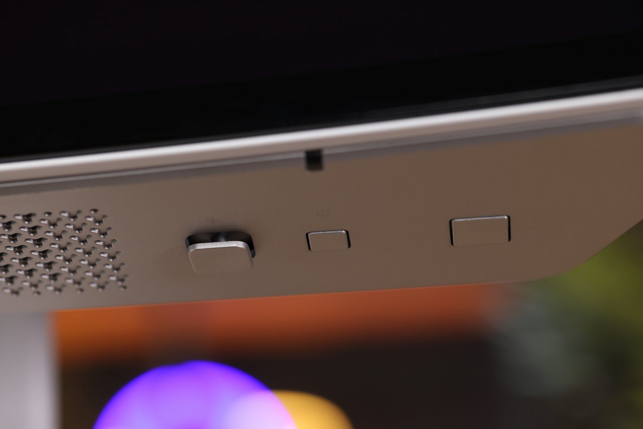 Die Kontrollen des Monitors benötigen eine kurze Eingewöhnungszeit, darauf funktioniert das Navigieren durch das OSD-Menü ohne größere Umstände.&nbsp;